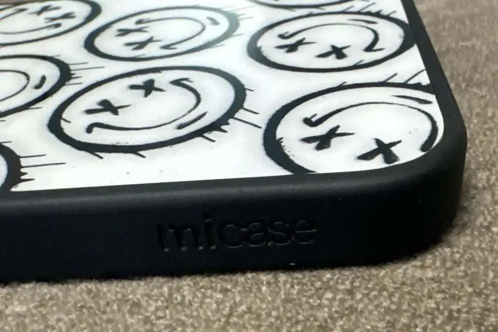 Micase iPhone Smiley Face Graffiti Tempered Glass Phone Case